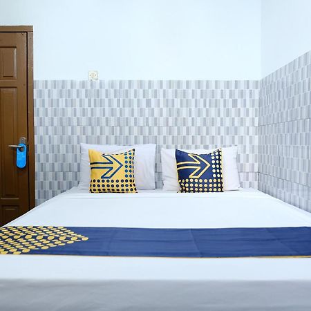 Hotel Oyo 2766 Kezia Kost à Tanjung Pandan Extérieur photo