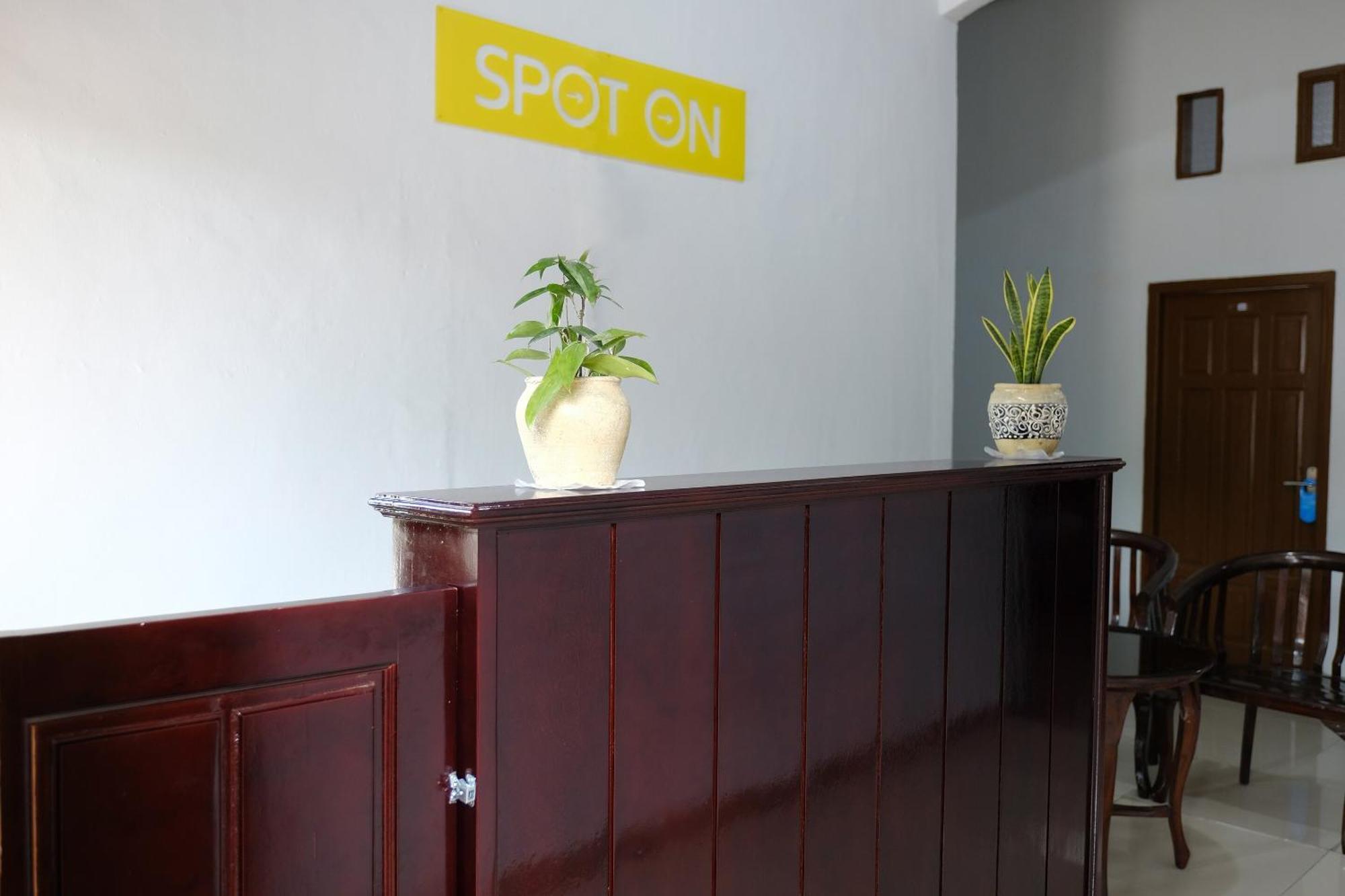 Hotel Oyo 2766 Kezia Kost à Tanjung Pandan Extérieur photo