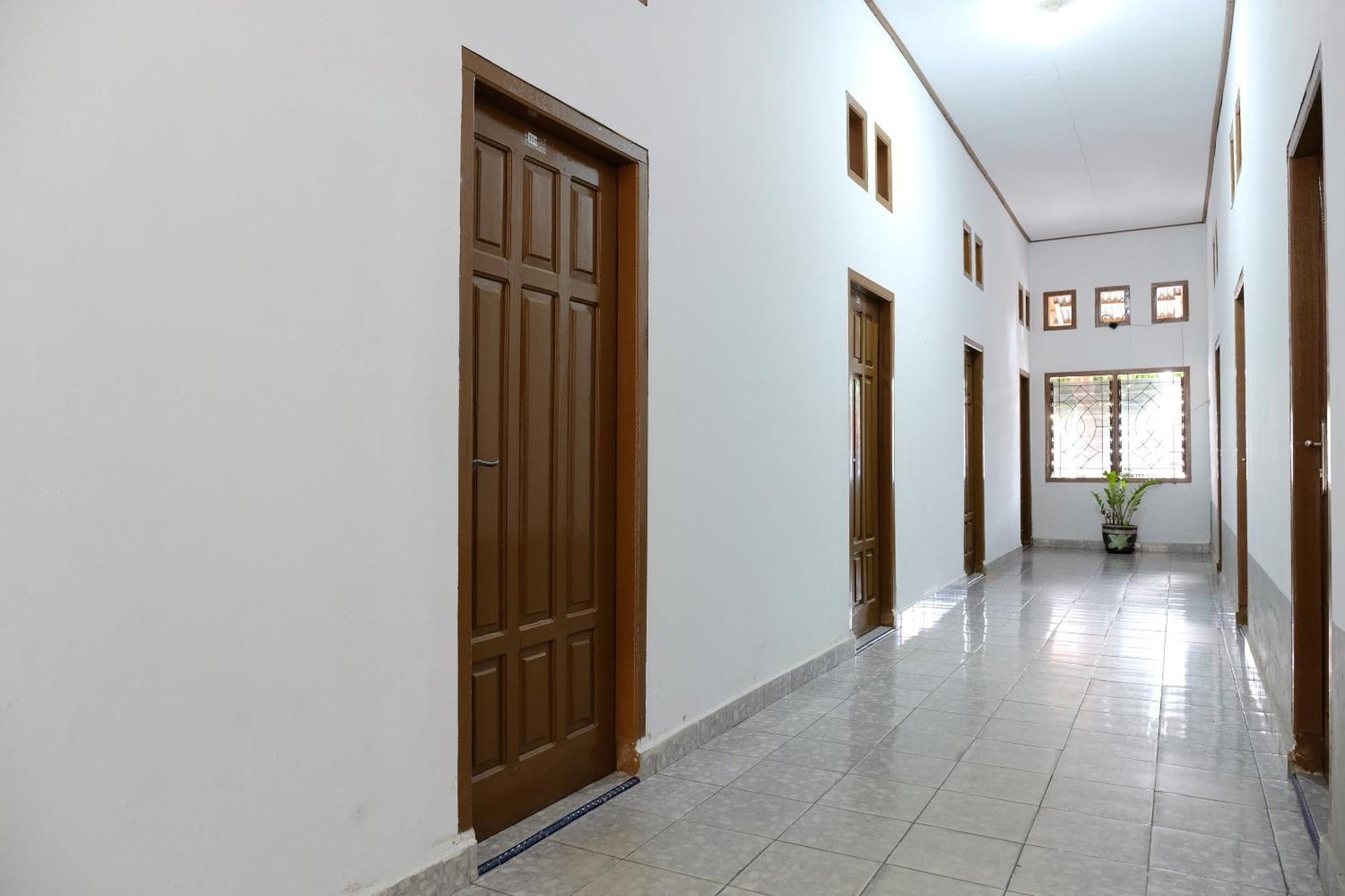 Hotel Oyo 2766 Kezia Kost à Tanjung Pandan Extérieur photo
