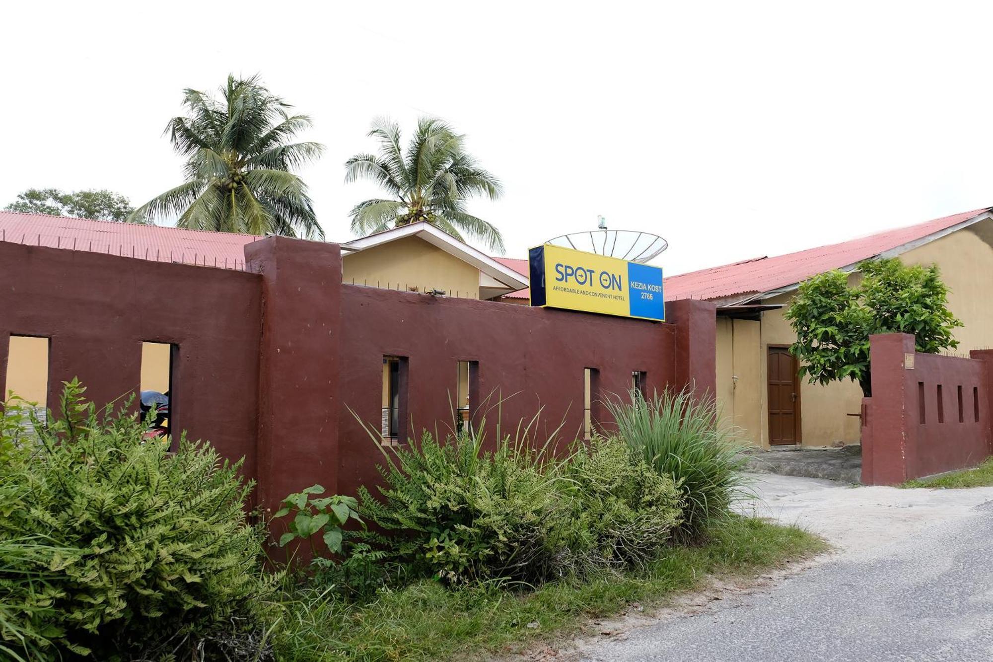 Hotel Oyo 2766 Kezia Kost à Tanjung Pandan Extérieur photo