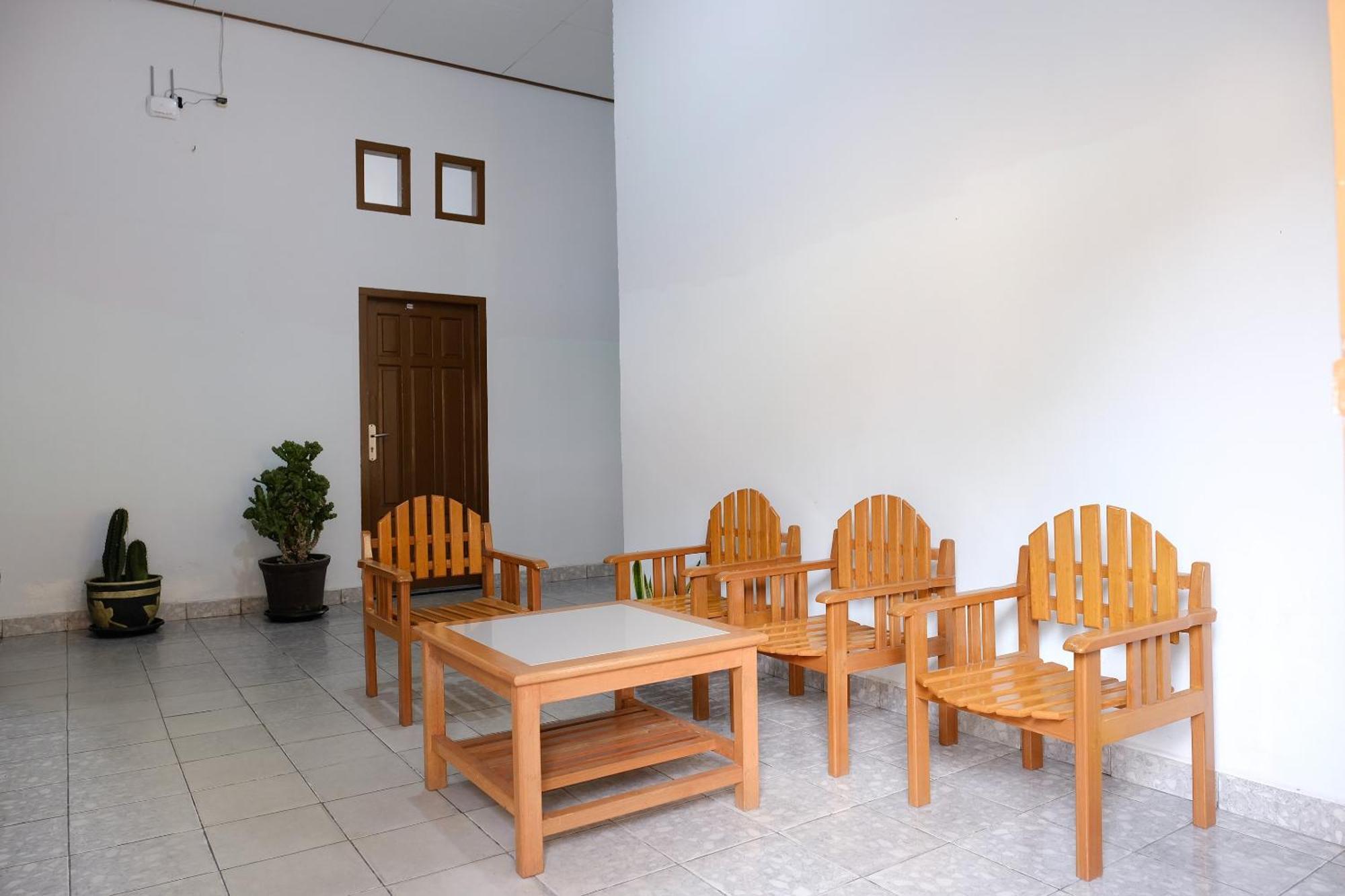 Hotel Oyo 2766 Kezia Kost à Tanjung Pandan Extérieur photo