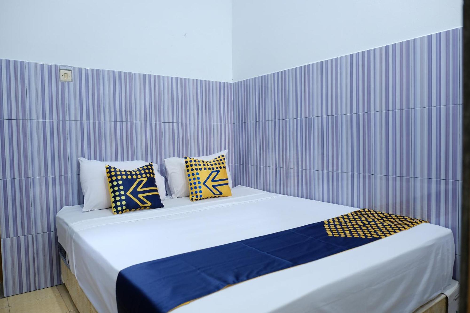Hotel Oyo 2766 Kezia Kost à Tanjung Pandan Extérieur photo