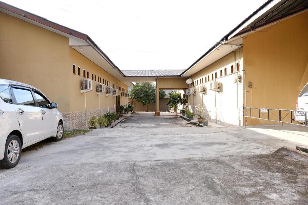Hotel Oyo 2766 Kezia Kost à Tanjung Pandan Extérieur photo