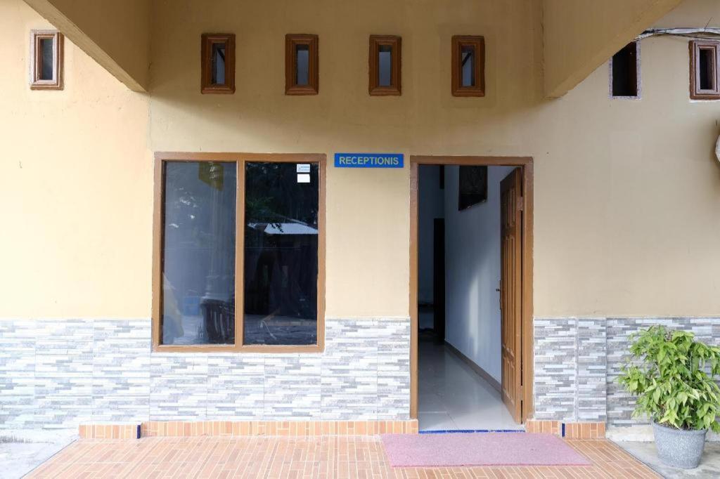 Hotel Oyo 2766 Kezia Kost à Tanjung Pandan Extérieur photo