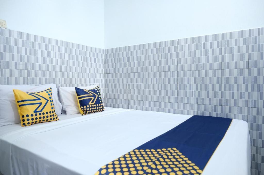 Hotel Oyo 2766 Kezia Kost à Tanjung Pandan Extérieur photo